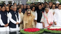 বঙ্গবন্ধুর প্রতিকৃতিতে আ. লীগের নতুন কমিটির শ্রদ্ধা