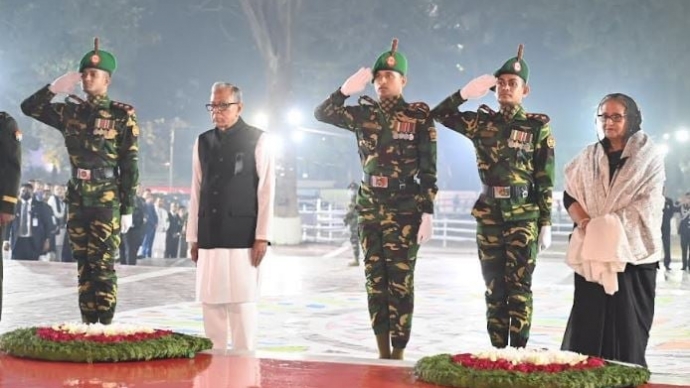 ভাষা শহীদদের প্রতি রাষ্ট্রপতি ও প্রধানমন্ত্রীর শ্রদ্ধা নিবেদন