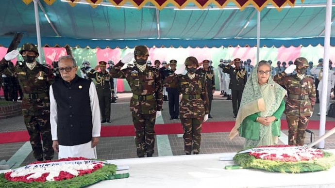টুঙ্গিপাড়ায় বঙ্গবন্ধুর প্রতি রাষ্ট্রপতি ও প্রধানমন্ত্রীর শ্রদ্ধা