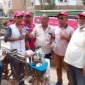 নড়াইলে শ্রমজীবীদের মাঝে ছাতা ক্যাপ ও পানি বিতরণ