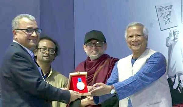 বই মেলা উদ্বোধন অনুষ্ঠানে বাংলা একাডেমি সাহিত্য পুরস্কার গ্রহণ করলেন গুণীজনরা