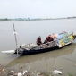 পাইকগাছায় বৃদ্ধ সুখেন-নমিতা দম্পতির কপোতাক্ষ নদে নৌকায় ভাসমান জীবন যাপন