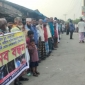 পাইকগাছায় সন্ত্রাসী শফি ও তার সহযোগীদের থেকে বাঁচতে এলাকাবাসীর মানববন্ধন