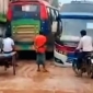 পাইকগাছার বেহাল সড়কে আটকে পড়া ট্রাক ৭ ঘণ্টা পরে উদ্ধার; যানবাহন চলাচল শুরু