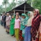 নড়াইলে ৮৫ বছরের বৃদ্ধার জমি লিখে নিয়ে বাড়ি থেকে তাড়িয়ে দেয়ার প্রতিবাদে মানববন্ধন