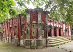 মাগুরার বিনোদপুরে ব্রিটিশ আমলে নির্মিত রাম বাবুর বাড়িটি রক্ষণাবেক্ষণের অভাবে হারিয়ে যাচ্ছে