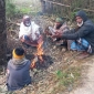 তীব্র শীতে আগুন পোহাতে ধুম পড়েছে গ্রামে