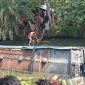 খুলনার ডুমুরিয়ায় নিয়ন্ত্রণ হারিয়ে বাস পুকুরে; নিহত ১