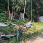 পাইকগাছায় সরকারি রাস্তার পাশের ইজারার স্থাপনা সরিয়ে দিলো বিক্ষুব্ধ জনতা