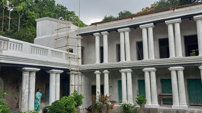 বিশ্ববরেণ্য বিজ্ঞানী আচার্য প্রফুল্ল চন্দ্র রায়ের জরাজীর্ণ জন্মভিটা নতুন রুপ পেতে শুরু করেছে